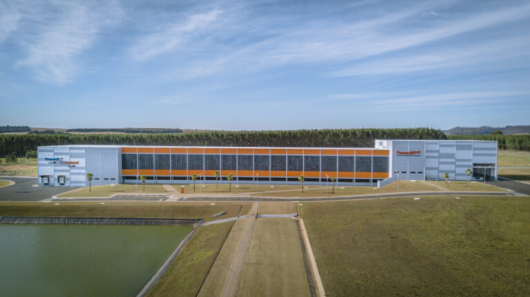 PremieRpet evita a emissão de 5.500 toneladas de CO2 com reciclagem de embalagens e agora amplia compensação para plásticos