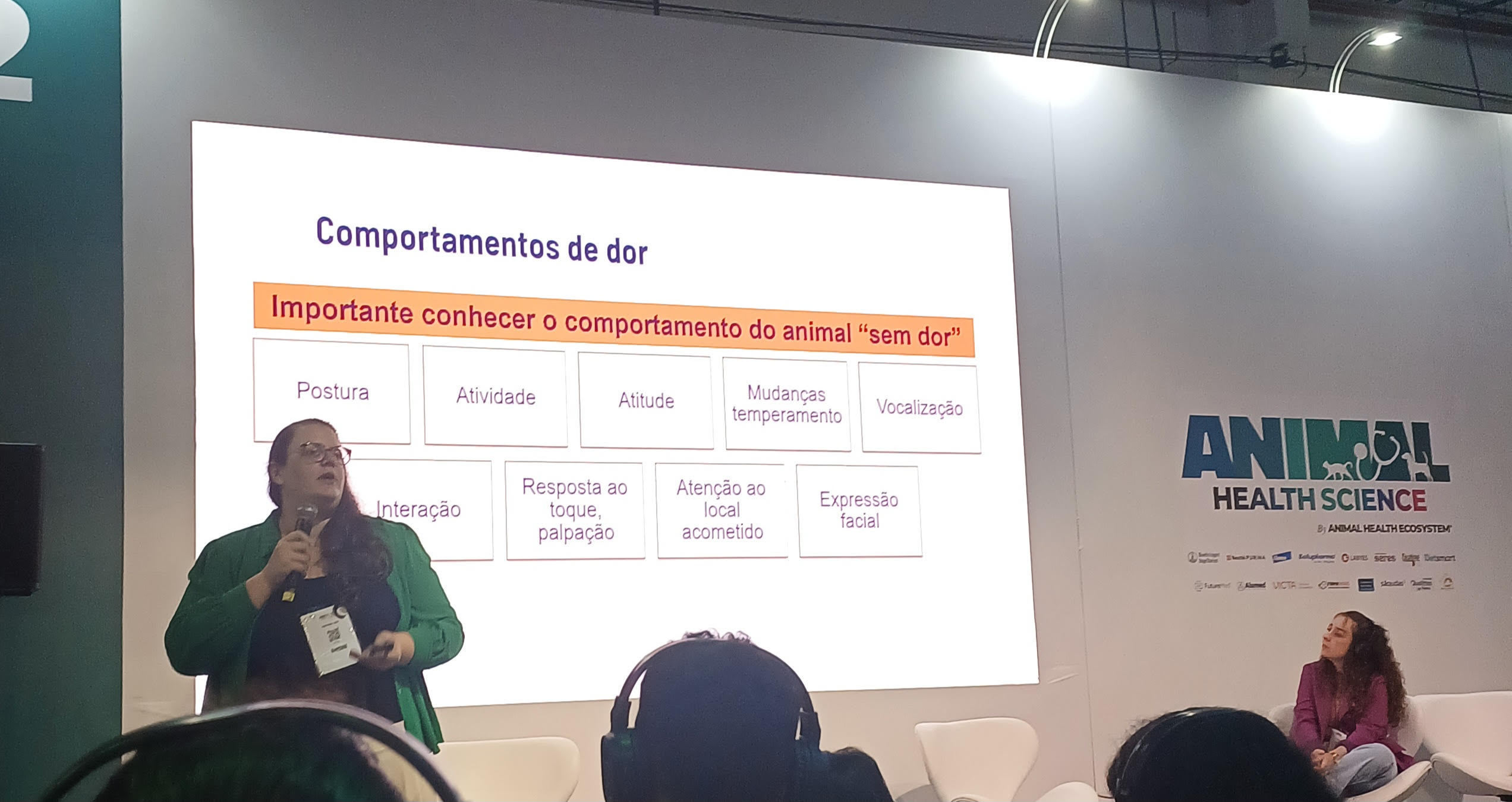No Animal Health Expo 2026, Dra. Mayara Travalini de Lima e Dra. Daniela Ramos discutiram como microexpressões, escalas validadas e mudanças no comportamento ajudam a identificar dor e desconforto em pequenos animais, como cães e gatos, especialmente em quadros em que os sinais clínicos tradicionais são discretos ou ambíguos.