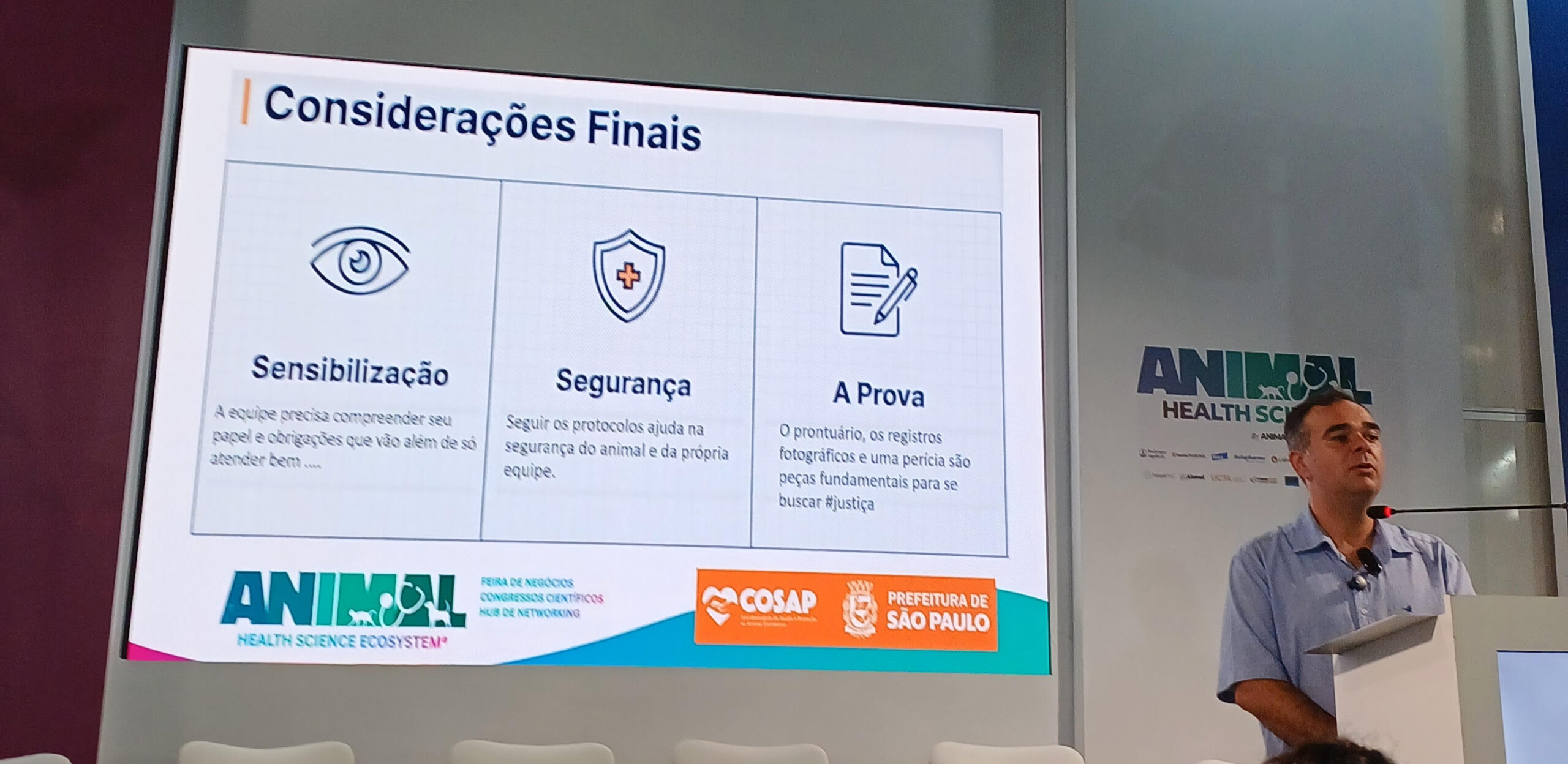 Durante a programação de Medicina Veterinária do Coletivo no Animal Health Expo 2026, o médico-veterinário Daniel Leite ministrou a palestra “Identificação de indícios de maus-tratos no atendimento de rotina dos hospitais veterinários públicos da cidade de São Paulo: sensibilização da equipe e organização do fluxo de conduta”. Na apresentação, destacou o papel estratégico dos hospitais veterinários públicos na identificação precoce de suspeitas, na organização do atendimento institucional e na estruturação de um fluxo técnico capaz de transformar a suspeita clínica em documentação consistente.