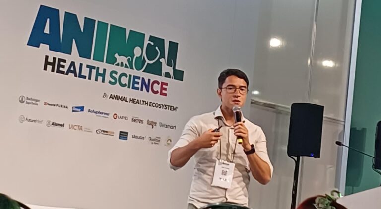 Durante painel de nefrologia no Animal Health Expo 2026, o Dr. Fábio Teixeira discutiu como a nutrição precoce, o monitoramento da massa muscular e a oferta de uma dieta completa podem influenciar a evolução clínica e o prognóstico de cães e gatos com lesão renal aguda.