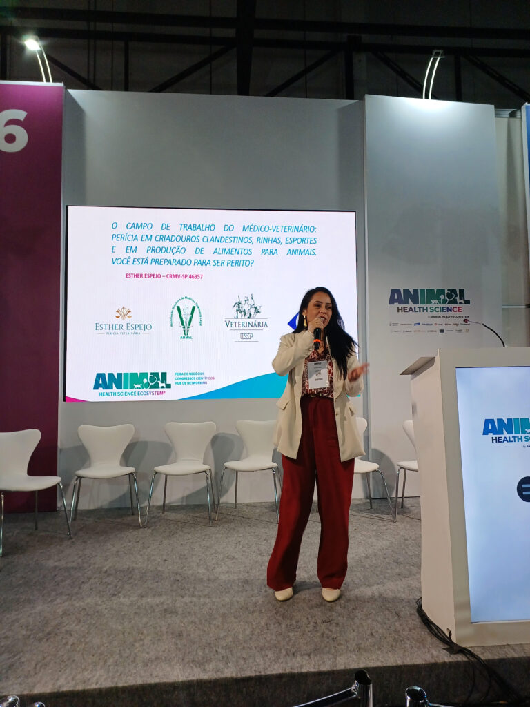 Durante a programação de Medicina Veterinária Legal no Animal Health Expo 2026, a médica-veterinária Dra. Esther Espejo apresentou a palestra “O campo de trabalho do médico-veterinário abrange a perícia em criadouros clandestinos, rinhas, esportes e em produção de alimentos para animais’’. Você está bem preparado para ser perito?”, trazendo uma discussão ampla sobre o papel técnico, jurídico e social do médico-veterinário legal na produção de prova pericial e na interpretação de situações complexas que envolvem animais, maus-tratos, exploração ilegal, eventos esportivos e alimentos de origem animal.