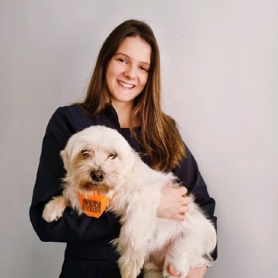 Com uma proposta centrada na medicina veterinária personalizada e no rigor diagnóstico, a Dra. Isabella Neubern Giovelli, dermatologista veterinária em Nova Odessa, vem se consolidando como uma profissional de referência na região, especialmente na condução de casos dermatológicos e clínicos de maior complexidade.