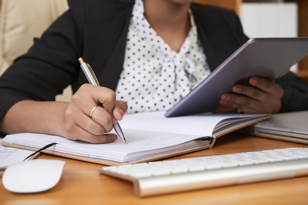 O avanço da indústria de saúde animal, a ampliação do portfólio de produtos veterinários e o aumento da complexidade normativa fizeram dos Assuntos Regulatórios uma frente cada vez mais estratégica para o médico-veterinário. Nesse cenário, o profissional deixa de ocupar apenas espaços tradicionalmente ligados à clínica ou à produção e passa a atuar na interface entre ciência, legislação, qualidade, segurança e mercado. Trata-se de uma atuação que exige leitura técnica, capacidade de interpretar requisitos, organização documental e compreensão concreta de como a norma impacta produtos, processos e estabelecimentos.